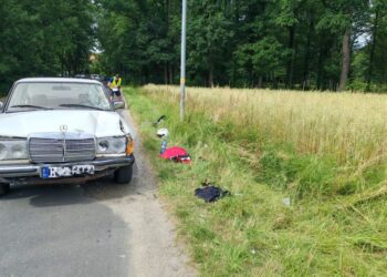 Zawracał motocyklem i doprowadził do zderzenia. Ranna pasażerka trafiła do szpitala