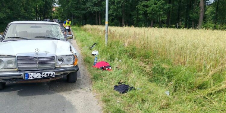Zawracał motocyklem i doprowadził do zderzenia. Ranna pasażerka trafiła do szpitala