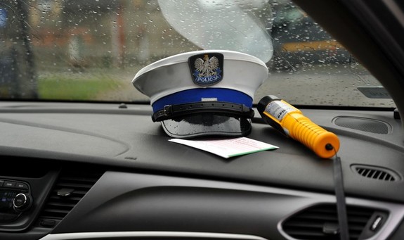 Pijany na hulajnodze i pijany na rowerze. Jeden z nich był poszukiwany i trafił do aresztu