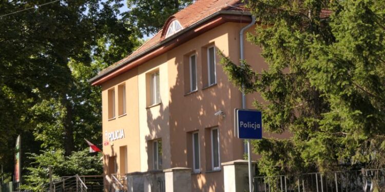 Odwiedził znajomą, a gdy zasnęła, okradł jej dom. Straty sięgnęły 6 tys. zł