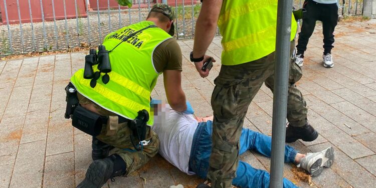 Leżał na ulicy i potrzebował pomocy. Szybka interwencja uratowała sytuację