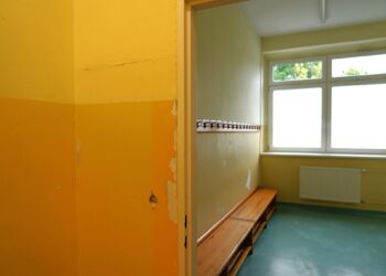„Szatnia na medal”? Trudno patrzeć na obecny stan. Powiat dostał ponad 460 tys. zł na remont