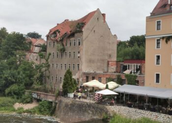 Niebezpieczna kamienica przy Wrocławskiej 4. Miasto tłumaczy, dlaczego problem trwa od lat