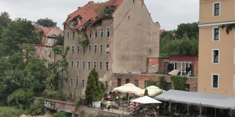 Niebezpieczna kamienica przy Wrocławskiej 4. Miasto tłumaczy, dlaczego problem trwa od lat