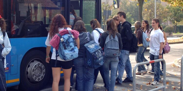 Darmowe przejazdy dla uczniów w powiecie zgorzeleckim? Jest wniosek, starostwo analizuje możliwości