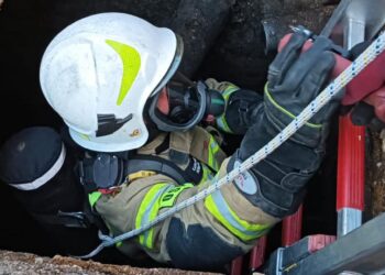 Strażacy z OSP Węgliniec uratowali kotka, który wpadł do studni