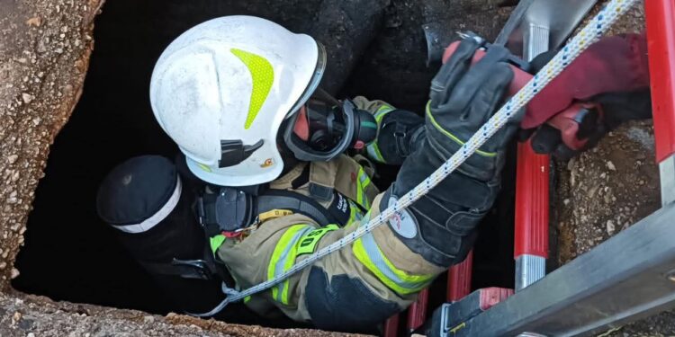 Strażacy z OSP Węgliniec uratowali kotka, który wpadł do studni