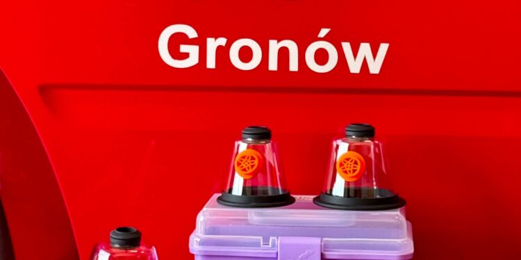 OSP Gronów otrzymała specjalne maski tlenowe do ratowania zwierząt