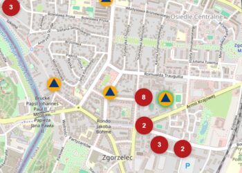 Punkty schronienia w Zgorzelcu. Pojechaliśmy je sprawdzić. Prywatny dom, zamknięta brama i brak oznaczeń