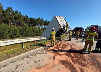 Tragiczny wypadek. Ciężarówka wypadła z drogi na A4. Utrudnienia w rejonie Bolesławca