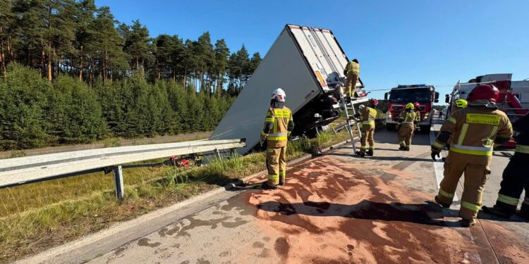 Tragiczny wypadek. Ciężarówka wypadła z drogi na A4. Utrudnienia w rejonie Bolesławca