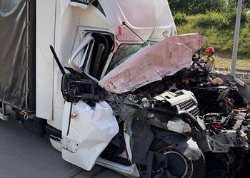 Wypadek na A4 przy granicy. Bus dostawczy uderzył w ciężarówkę