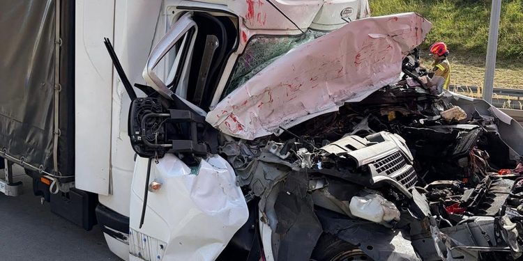 Wypadek na A4 przy granicy. Bus dostawczy uderzył w ciężarówkę