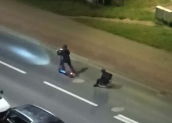 Nastolatkowie na hulajnodze z sankami nocą na ulicy. Co bardziej przeraża – ich „zabawa” czy reakcje dorosłych?