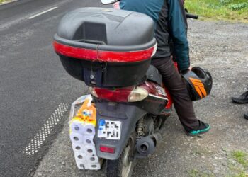 Sądowy zakaz mu nie przeszkadzał. Policjanci zatrzymali go na motorowerze