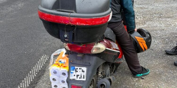 Sądowy zakaz mu nie przeszkadzał. Policjanci zatrzymali go na motorowerze