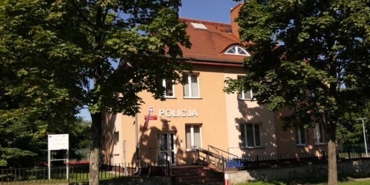 Poszukiwany 48-latek zatrzymany przez dzielnicowych z Pieńska