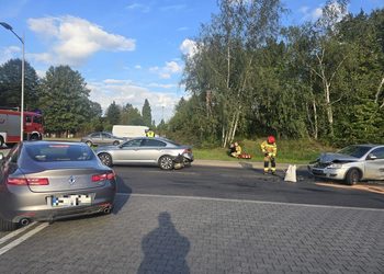 Zderzenie trzech pojazdów na Słowiańskiej. Dwie osoby trafiły do szpitala