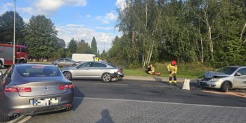 Zderzenie trzech pojazdów na Słowiańskiej. Dwie osoby trafiły do szpitala