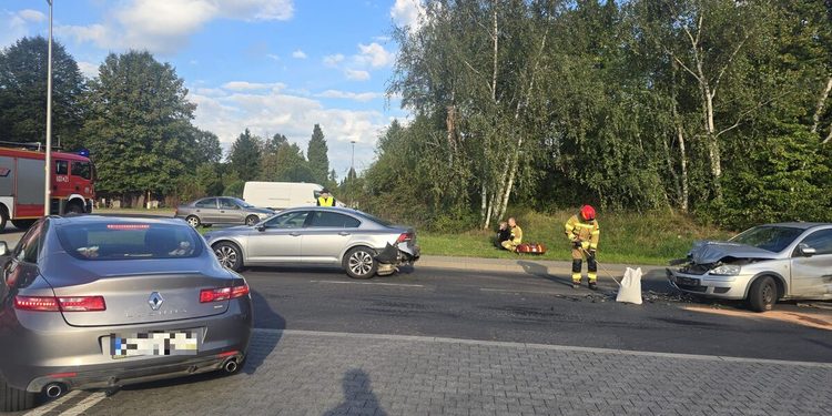 Zderzenie trzech pojazdów na Słowiańskiej. Dwie osoby trafiły do szpitala