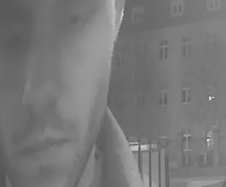 Policja szuka mężczyzny ze zdjęć. Miał nadać psychotropy w przesyłce kurierskiej