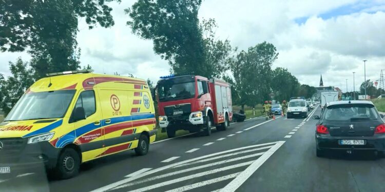 Seat uderzył w Renault i dachował. Wypadek na DK30 w Łagowie