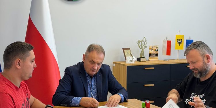 Podpisano umowę na przebudowę drogi w Małej Wsi Dolnej