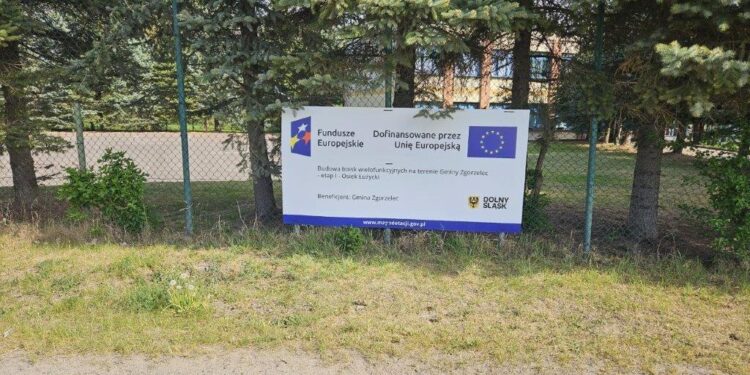 Plac budowy przekazany. Rusza budowa boisk wielofunkcyjnych w Osieku Łużyckim