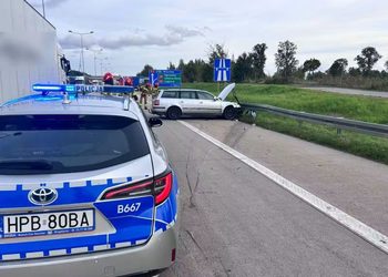 Zderzenie na A4 pod Zgorzelcem. Volkswagen uderzył w bariery i ciężarówkę