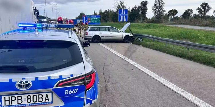 Zderzenie na A4 pod Zgorzelcem. Volkswagen uderzył w bariery i ciężarówkę