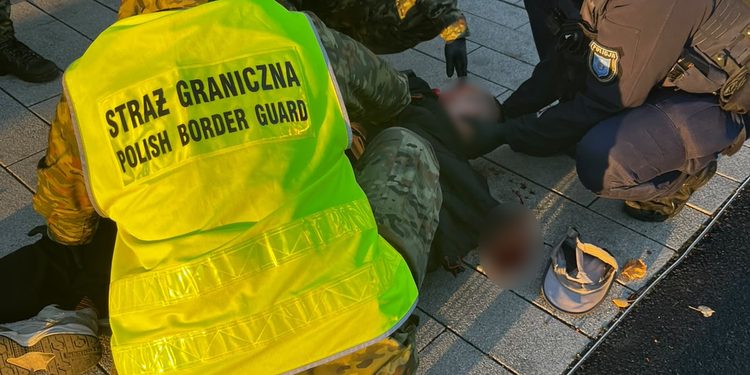 Szybka reakcja służb w Zgorzelcu. Mężczyzna stracił przytomność na chodniku