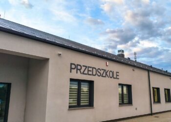 Ewakuacja dzieci z przedszkola publicznego w Sulikowie. Powodem niepokojący zapach