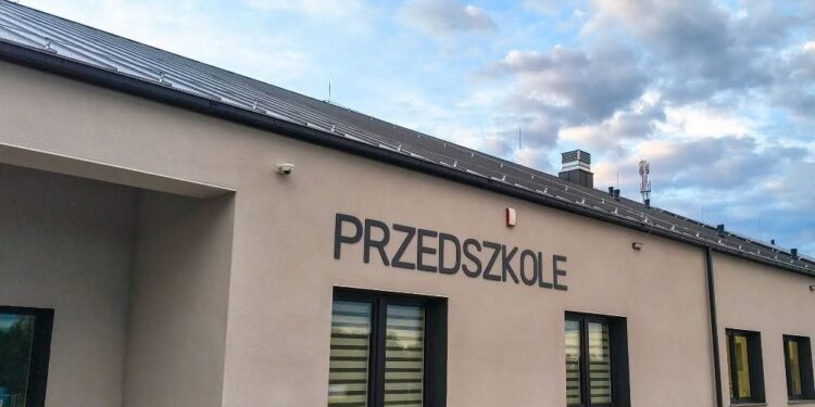 Ewakuacja dzieci z przedszkola publicznego w Sulikowie. Powodem niepokojący zapach