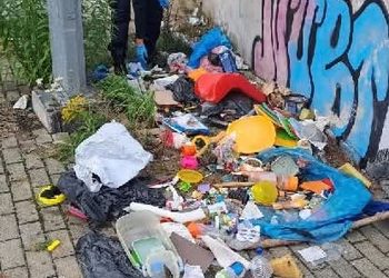 Nielegalne wysypisko przy garażach w Bogatyni. Strażnicy znaleźli dane osobowe