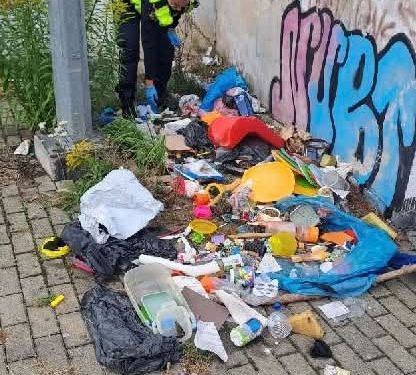 Nielegalne wysypisko przy garażach w Bogatyni. Strażnicy znaleźli dane osobowe