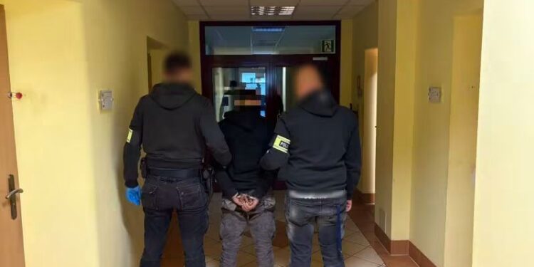 Dziewięć osób zatrzymanych podczas ogólnopolskich działań poszukiwawczych. Policjanci ze Zgorzelca odnaleźli również zaginionego 18-latka